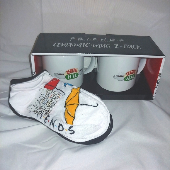 Warner Bros. Other - Friends Mug & Socks Gift Set